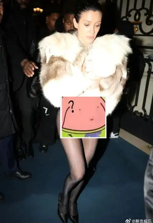 泳衣外穿渔网袜破洞用猫遮住身体外国女明星穿衣太大胆了