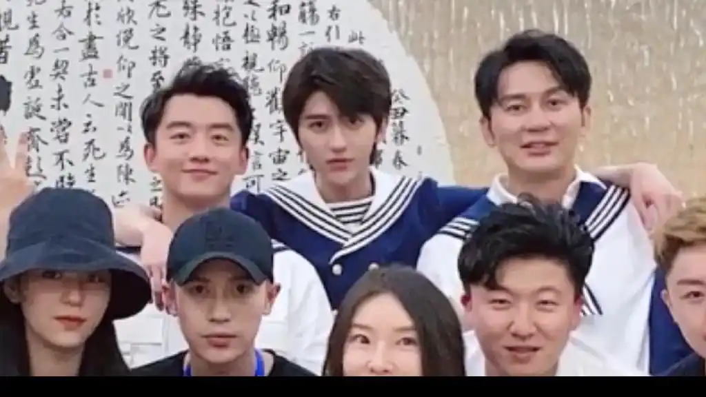 蔡徐坤《奔跑吧》大合照分享 左拥右抱的团宠坤