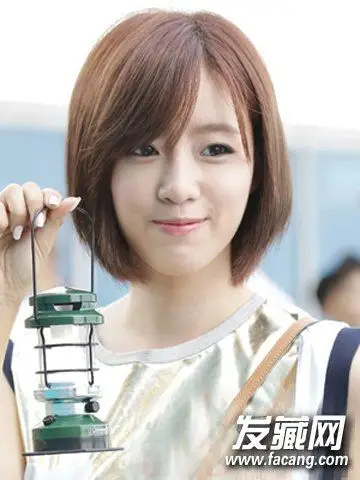 波波头式的内蓬松设计很有发量感,齐眉刘海修饰脸型,齐颈短发清爽利落