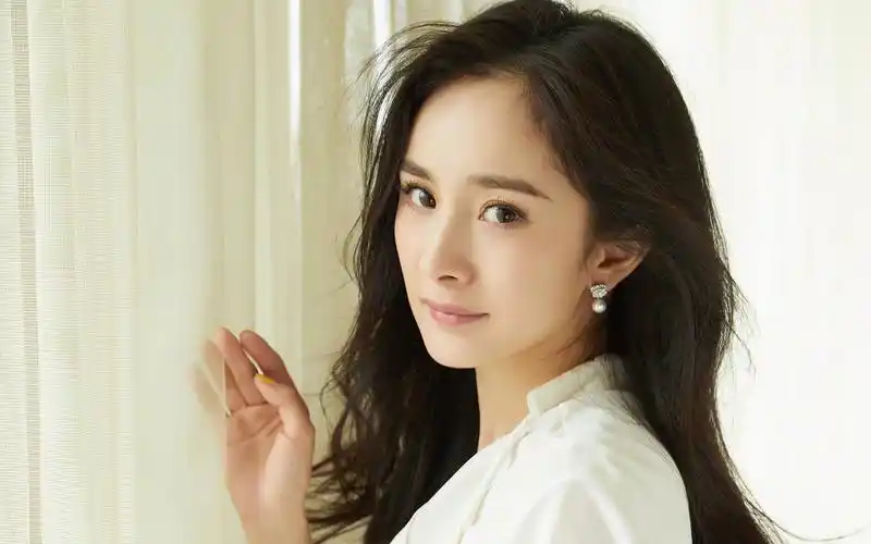 杨幂性感优雅高清桌面壁纸