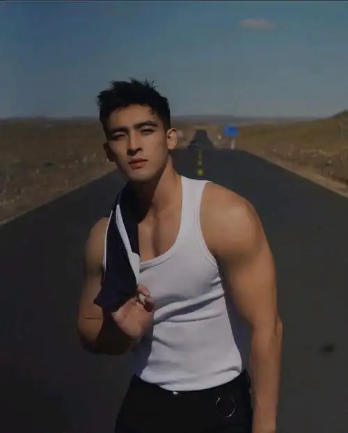 穿着白背心的肌肉男神毛若懿有点上头哦