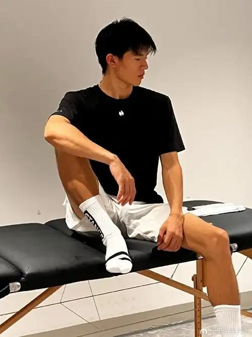 体育生帅哥教练的运动白袜,46码的黑皮大脚踩在包裹性极强的长筒袜里