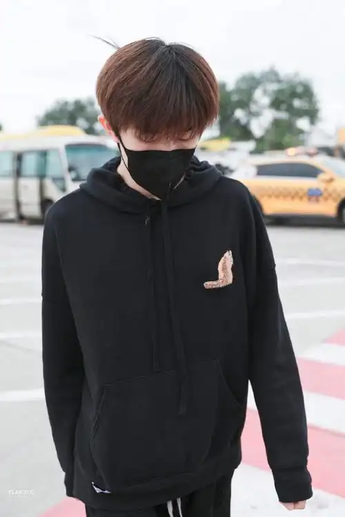 顺毛真的好乖~黑色卫衣少年感满满