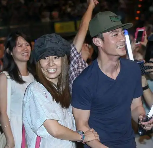 不惧怕核辐射林心如一家三口现身日本度假与女儿蹲地上玩沙子