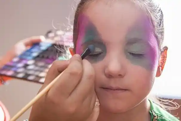 儿童舞台妆蓝色眼影画法