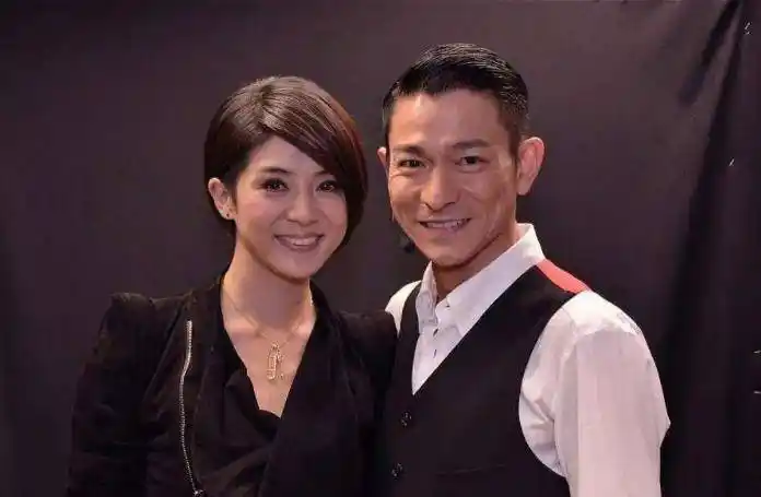 原创刘德华和谁合影都是微笑唯独在她面前连天王的形象都不顾了