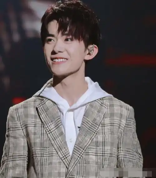 易烊千玺三七分最好看仅此一张的空气刘海照曝光后全网沦陷了