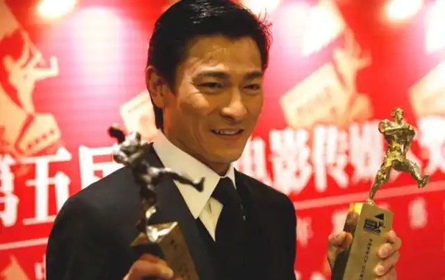 刘德华直播花絮曝光,梳油亮大背头红光满面,穿西装身材挺拔高瘦