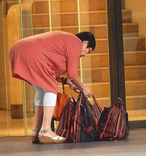 周星驰78岁母亲凌宝儿近况独自一人乘计程车到商场买东西