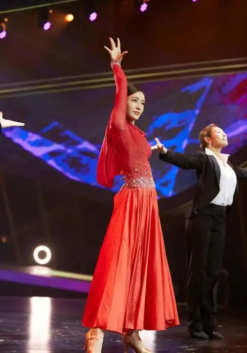 秦岚《新舞林大会》惨遭淘汰,但是这高腰开叉大红裙也太美了