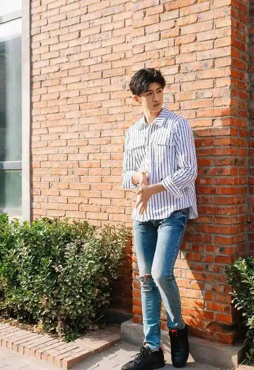 他是《民国奇探》乔楚生,今穿v领装配湿发出镜,满屏都是荷尔蒙_张云龙