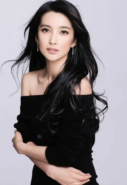 看到李冰冰的近照真是吓了一跳,一袭飘逸的长发柔顺光泽,搭配上修身的