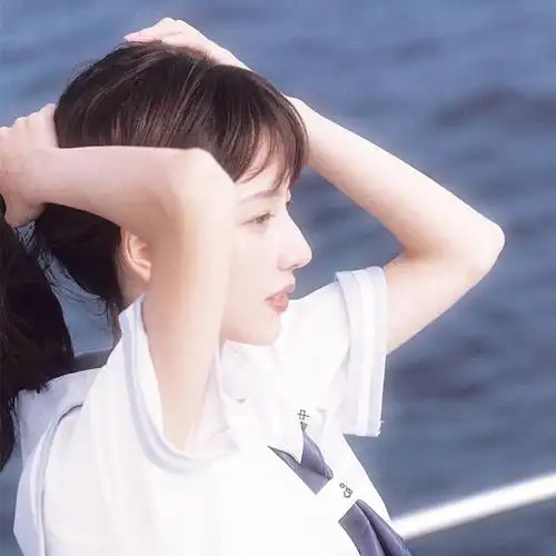 日系清新治愈的qq美女头像两张一组