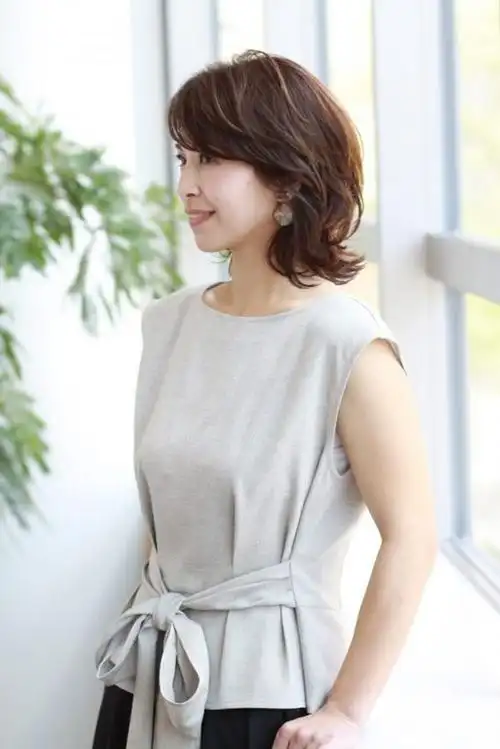 外扣短发其实很好理解,就是将我们底部的头发烫成外扣的设计,这样看