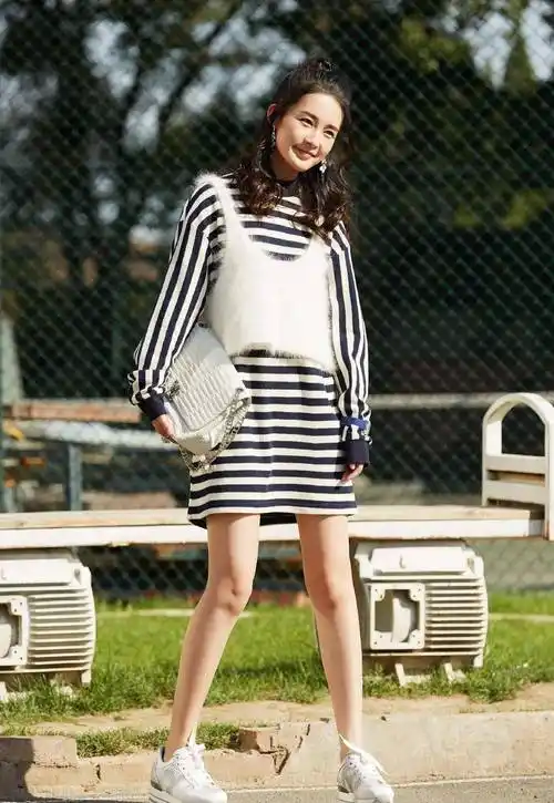 原创李沁卡其色西装配高帮帆布鞋玩下衣失踪秀漫画腿美翻了