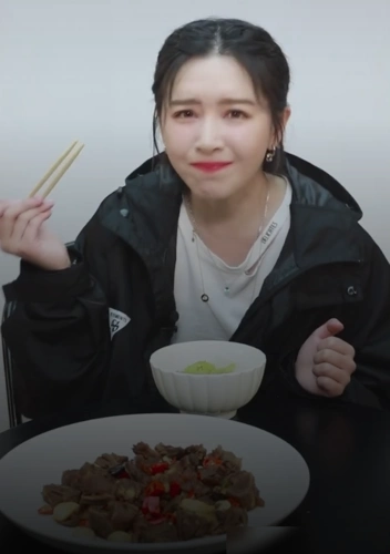 阚清子面对镜头吃饭,却被质疑"摆拍"?看到盘子:傻眼了