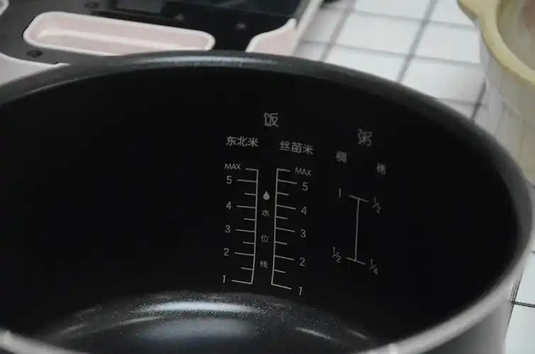 电饭煲的内胆里还设有煮饭,煮粥的建议水位线,有些新手第一次煮饭的