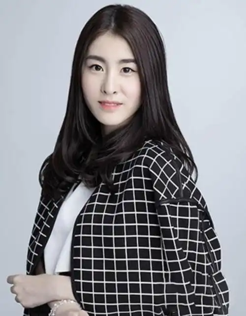 张碧晨近照大变样,素颜与化妆后判若两人,脸歪鼻孔一大一小太怪异-腾