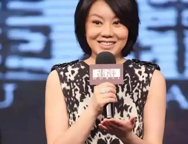 不用卓伟爆料,48岁的闫妮坦然承认整容,并且正处于姐弟恋