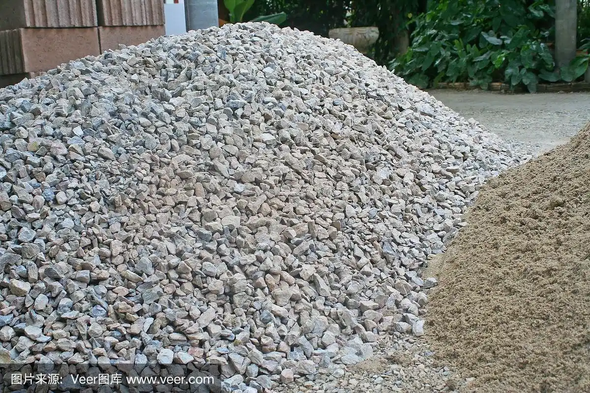 把石头和沙子堆在地上,准备盖房子