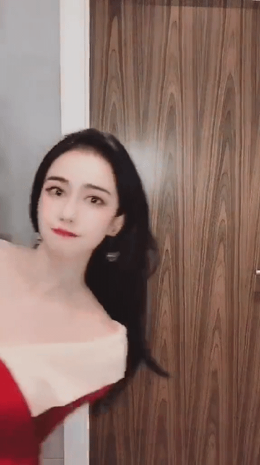 红色衣服美女扭动身材拍摄抖音小视频gif