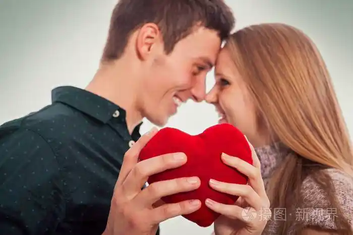 浪漫的爱情两个相爱的人看着对方