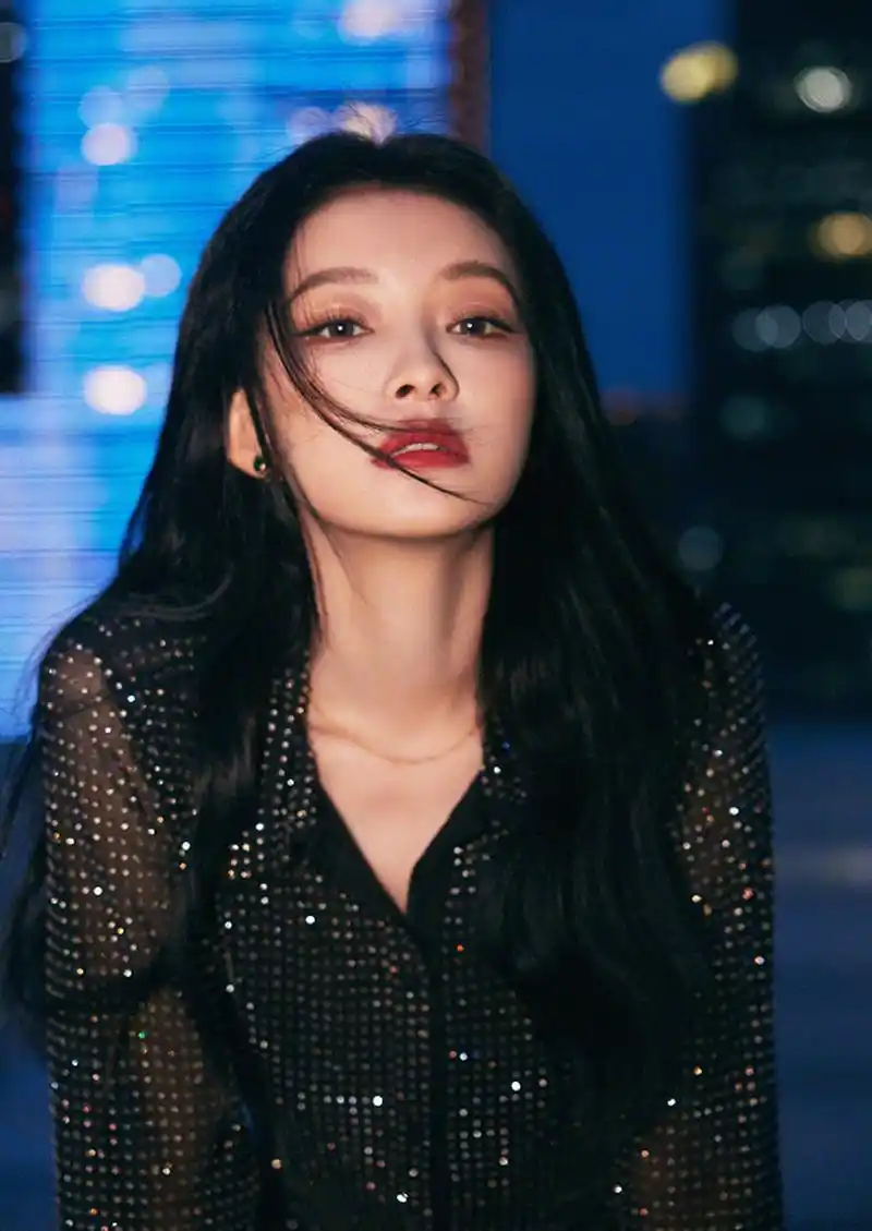 孙怡的最新美照,大眼睛和高挺的鼻子,展现出了她的自信和魅力.