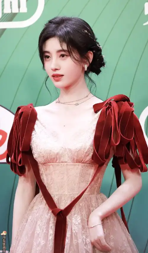 红毯油画里走出来的美人@鞠婧祎