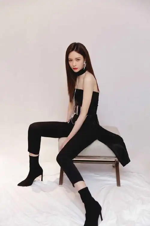 沈梦辰身材一流黑色抹胸上衣配修身九分裤轻松展现九头身