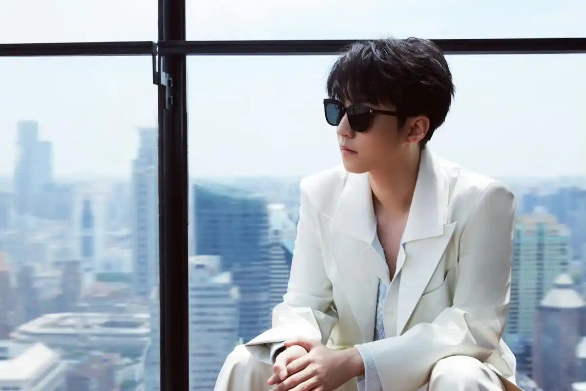 王俊凯白西装墨镜造型#   王俊凯能不能多戴眼镜97墨镜9815啊!