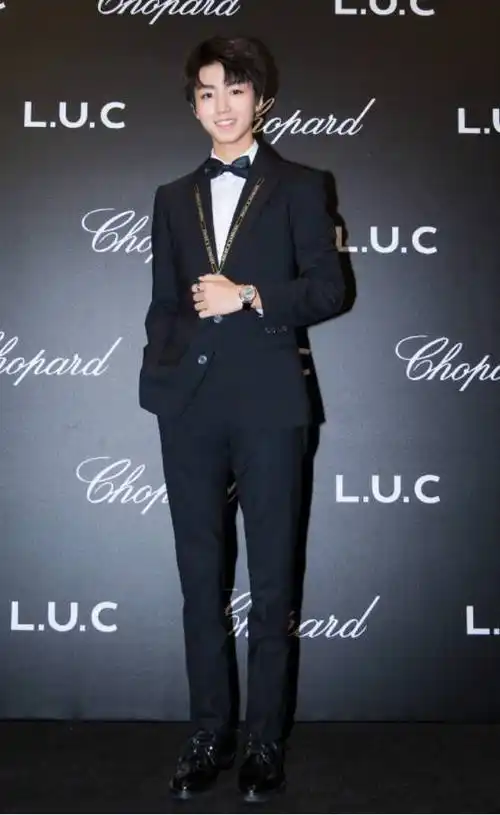 王俊凯穿西装的样子太犯规,许多亲妈粉脱粉!