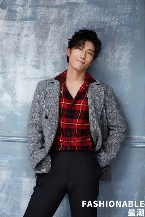 窦骁封面大片曝光 笑容温暖亲切