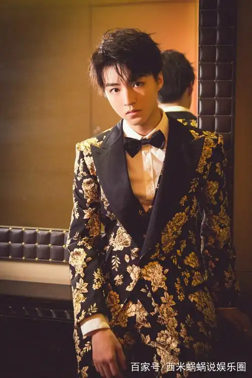 王俊凯哪件正装照最帅?都说是墨镜那张!