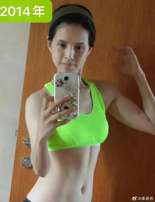 57岁李若彤公开多张健身旧照,11年过去状态愈发好,越活越年轻