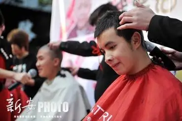 昨天下午,在合肥市淮河路步行街一广场上,100多位年轻人剃成光头