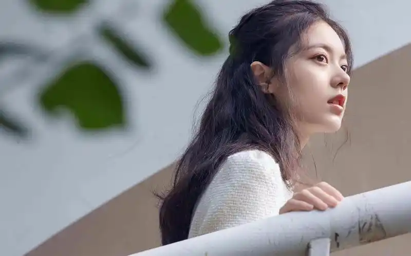 《赵今麦》光影流淌,轻倚镜面.小小气泡,创造的小小彩虹.h.