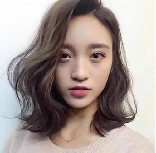 这是一款气质的齐肩发烫发,大波浪卷让造型大展时尚感,看起来也十分显