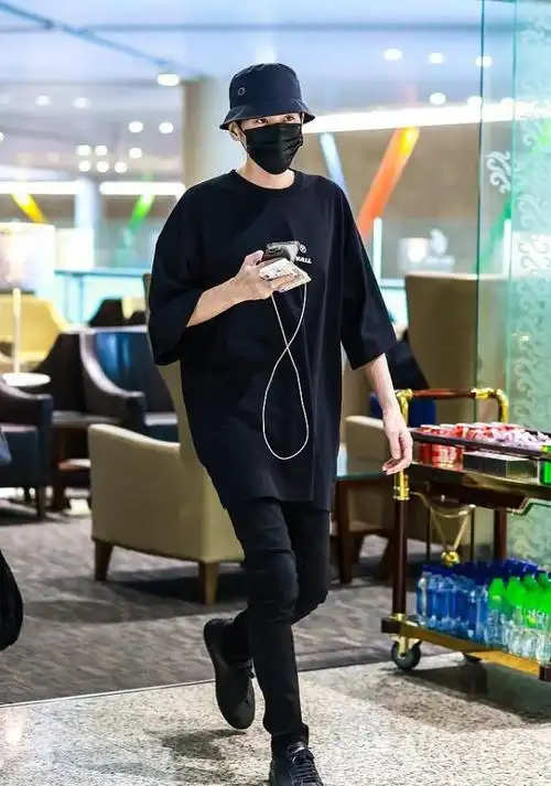 张若昀真是瘦了不少,穿宽松t恤配窄腿裤,虽然挺潇洒但有点憔悴