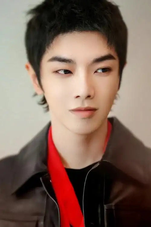 华晨宇33岁生日状态#华晨宇33岁生日状态,短发造型帅气十足!