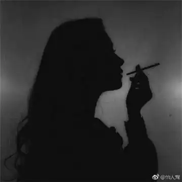 社会女生纹身抽烟黑白头像霸气