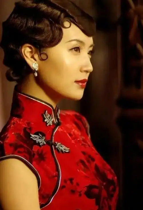 倪妮也可以说是佼佼者,《金陵十三钗》中的旗袍造型让她一夜爆红,至今