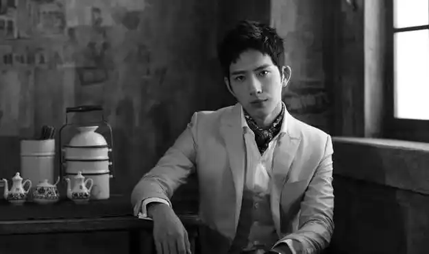 井柏然出生28天被弃60岁奶奶捡废品将他养大爆红后父母来认亲