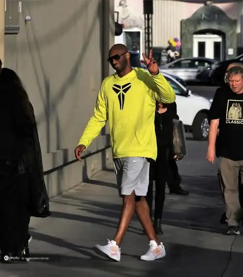 科比前往录制吉米鸡毛秀运动卫衣短裤开心比耶