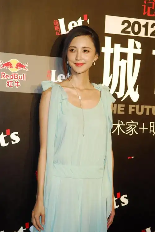 p>张歆艺,1981年5月29日出生于 a target="_blank" href="/item/四川