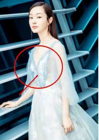 宋轶穿透视薄纱装没穿胸罩网友只用一根绳子捆绑奶瓶