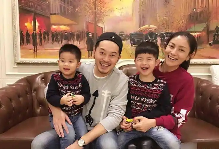 沙溢胡子拉碴的胖叔叔,戴生日皇冠像个公主_照片_衣服_气质