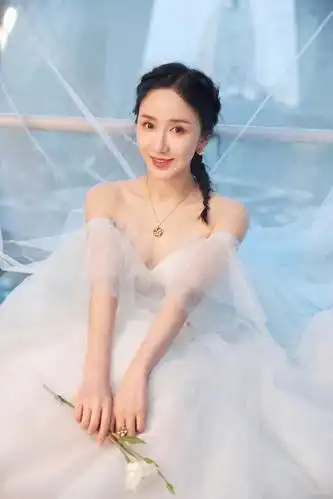 娄艺潇穿抹胸礼裙,气质和芬芳汇成温柔与端庄,她原来这么细腻