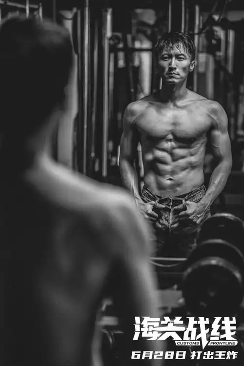 谢霆锋半裸悬空打拳#谢霆锋这人真能处,有性感的腹肌真给我们看!