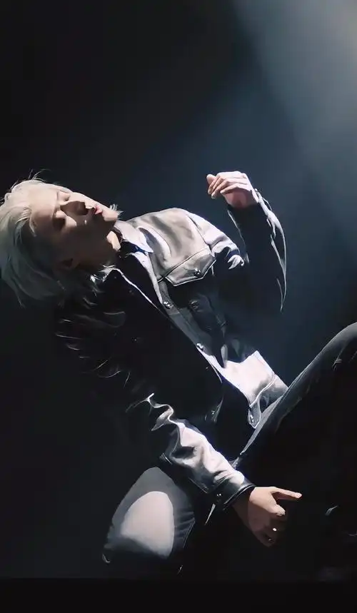 蔡徐坤染了银发梦回偶练