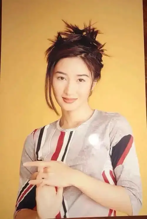 演《陀枪1》的时候,关咏荷已经34岁了,但她自带的娇憨气质还是让